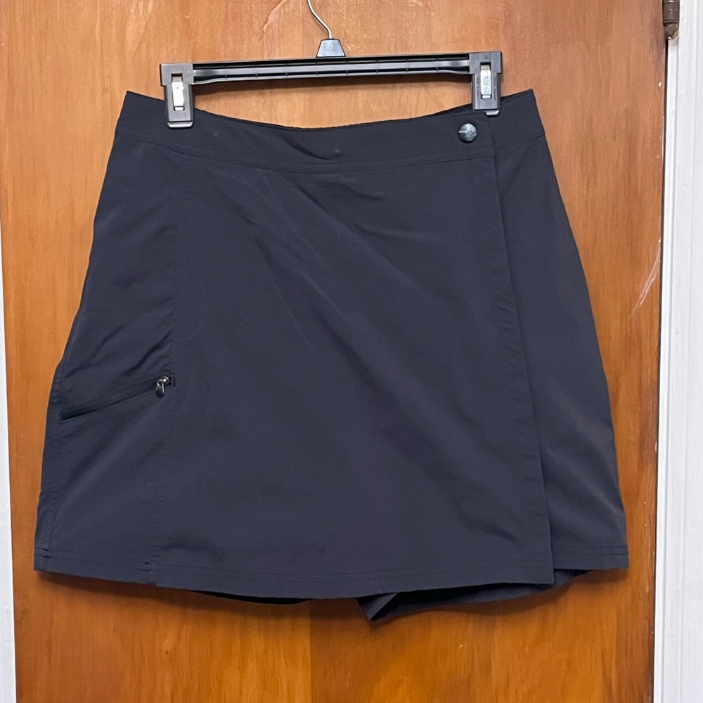 LL Bean Women’s black skort
